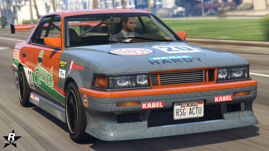 Berline s'inspirant de la Nissan Laurel, Annis Hardy dans GTA Online. Sa carrosserie est de couleur grise avec des décalcomanies de course orange.
