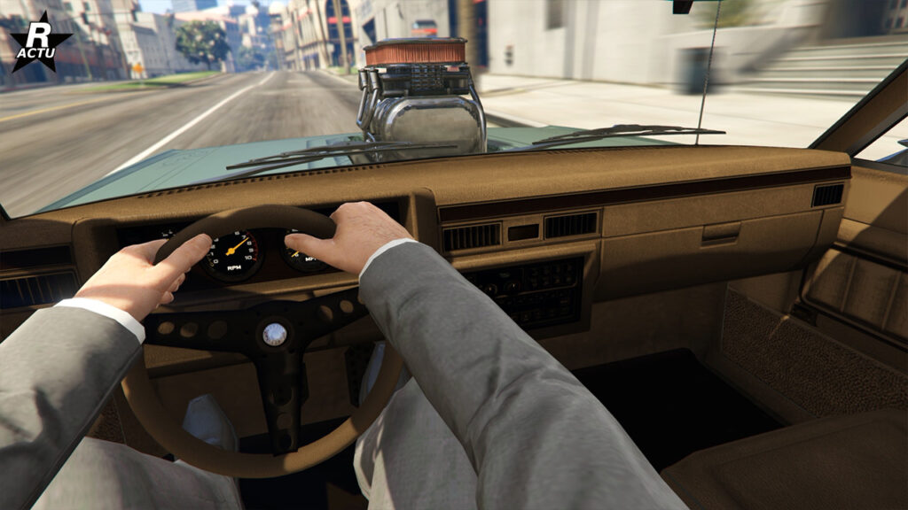 Vue de l'intérieur de l'habitacle de la voiture ancienne Declasse Tampa GT. Le tableau de bord est recouvert d'un tissu brun.