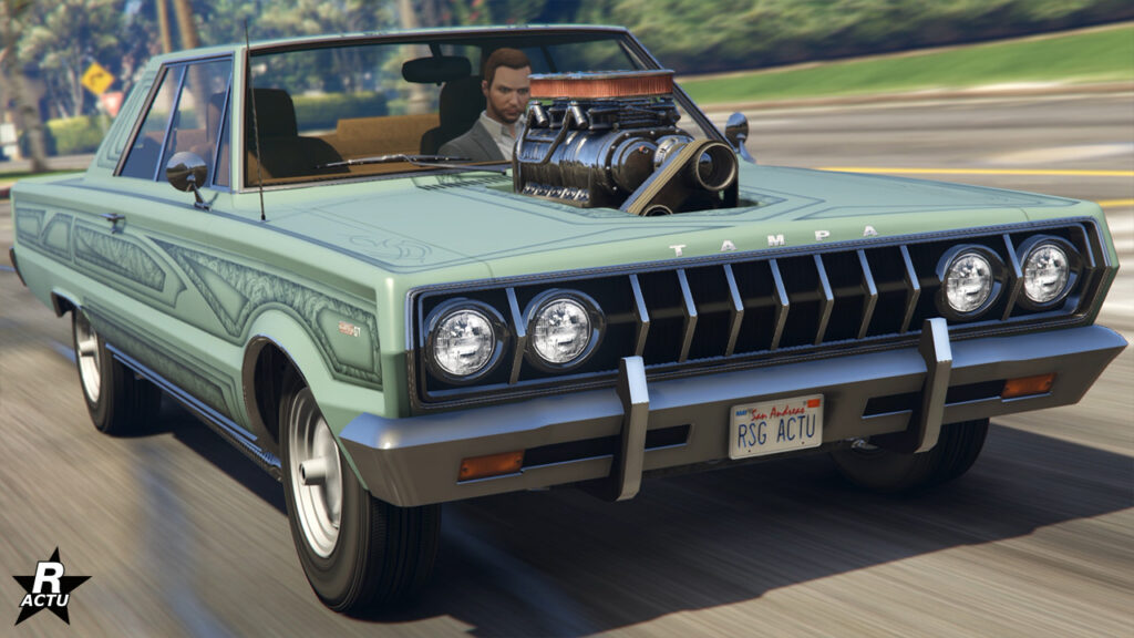 Grosse cylindrée Declasse Tampa GT, sa peinture est de couleur menthe. Le véhicule est présenté avec une vue avant et a son bloc moteur qui sort du capot.