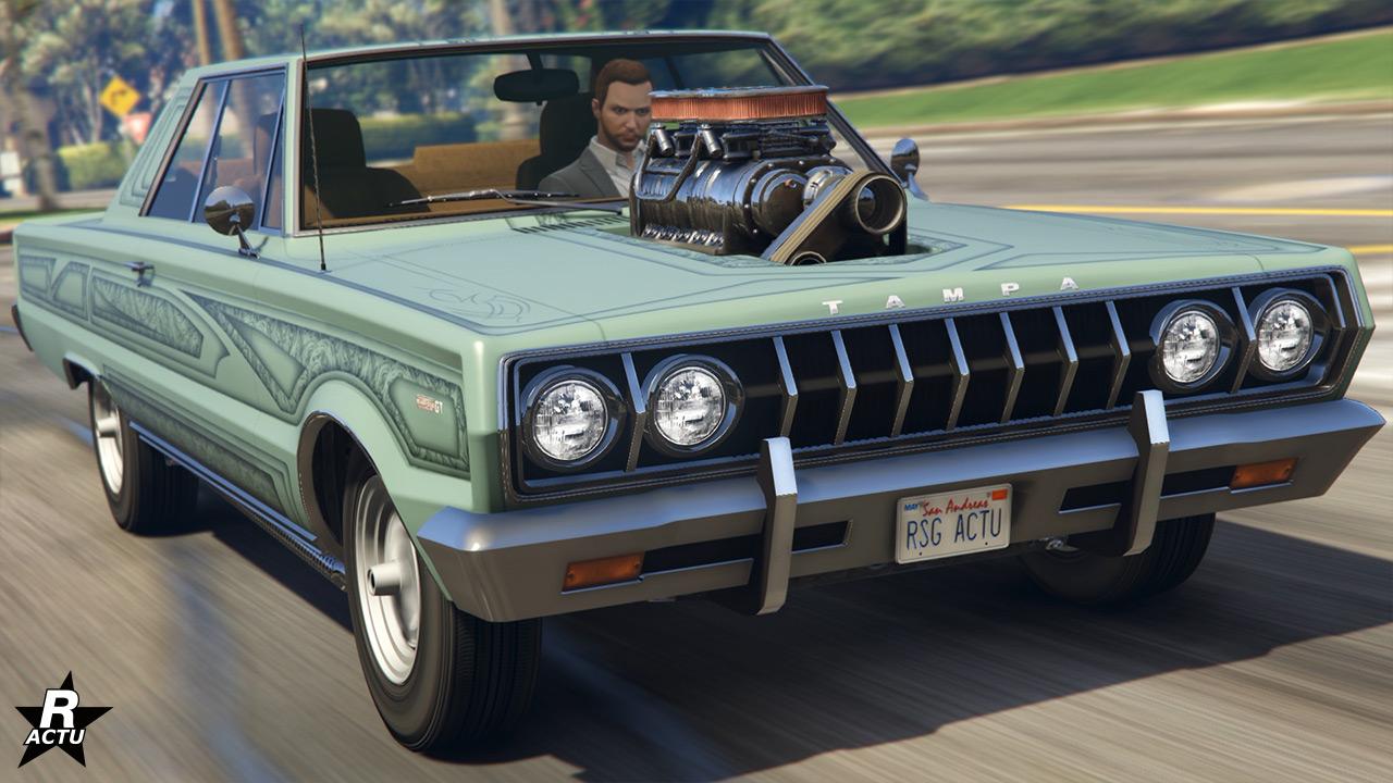 Grosse cylindrée Declasse Tampa GT, sa peinture est de couleur menthe. Le véhicule est présenté avec une vue avant et a son bloc moteur qui sort du capot.