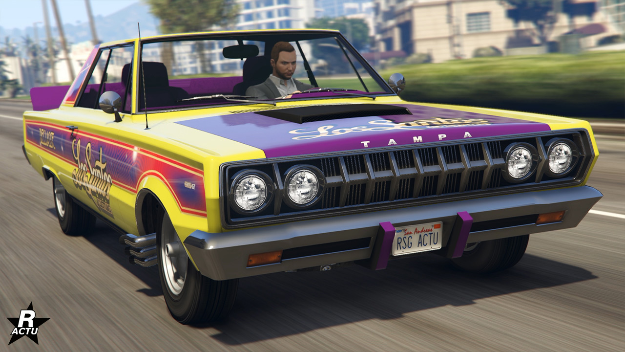 L'avant de la Muscle Car américaine Declasse Tampa GT. Sa carrosserie est de couleur jaune et a une décalcomanie "Los Santos Custom" violet.