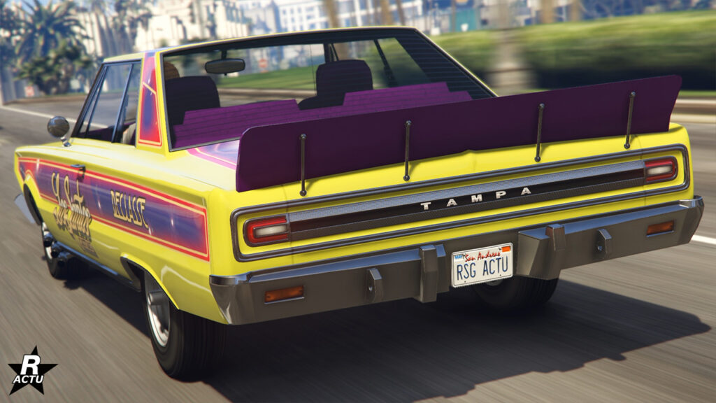 Face avant de la voiture Tampa GT dans le jeu multijoueur de Rockstar Games. Le bolide dispose d'une peinture jaune et d'une décalcomanie mauve.
