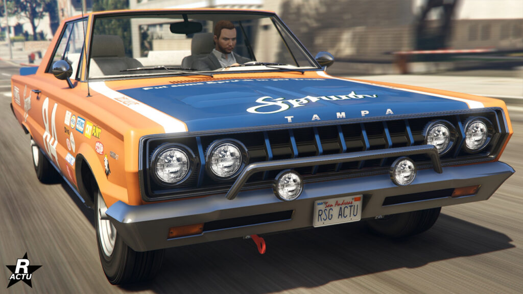 Véhicule rétro Declasse Tampa GT avec une peinture d'un orange mat, avec des autocollants bleus et blancs sur le capot.