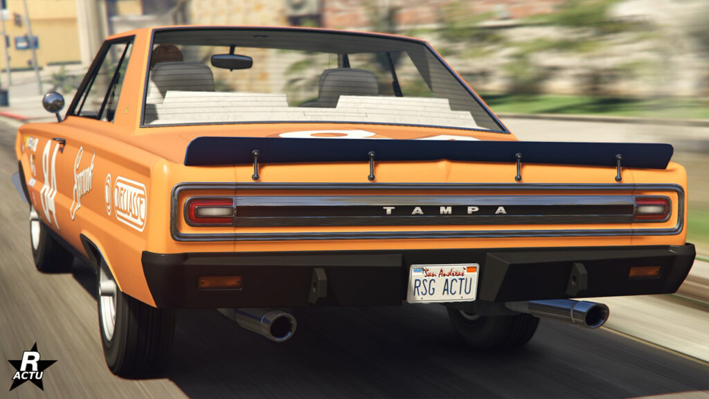 Image de l'arrière de la grosse cylindrée américaine Tampa GT du constructeur Declasse. Le véhicule de GTA Online est de couleur orange.