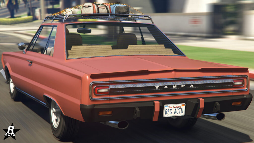 Face arrière de la muscle car ancienne Declasse Tampa GT, elle est peinte en orange saumon.