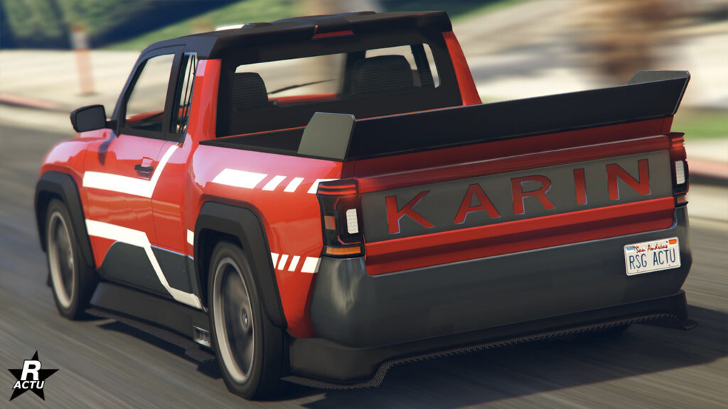 L'arrière du SUV Pick-Up Everon RS, le bolide est peint en rouge et le nom du constructeur est écrit en grand sur le rabattant du plateau arrière.