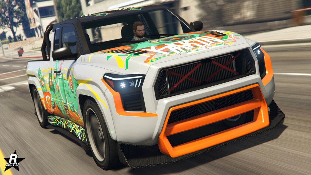 SUV Karin Everon RS dans le jeu vidéo GTA Online. La voiture est peinte en blanc avec diverses décalcomanies lui donnant un look street avec des effets de bombes de peintures vertes et orange sur sa carrosserie.