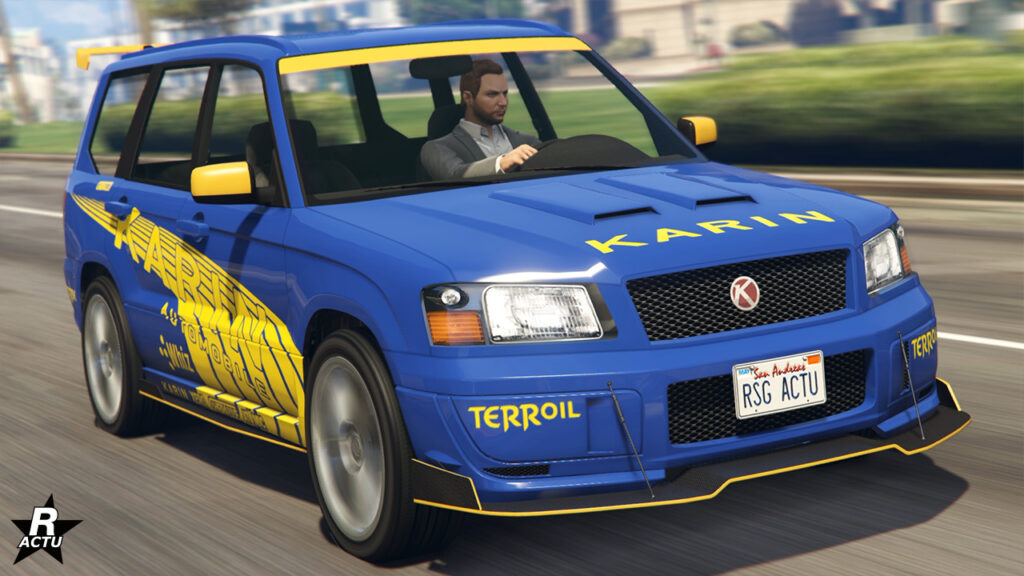 SUV familial Karin Woodlander customisé pour la course. La carrosserie est peinte en bleue, tandis qu'une décalcomanie jaune semblable aux véhicules de rallye Subaru se trouve sur les portières.