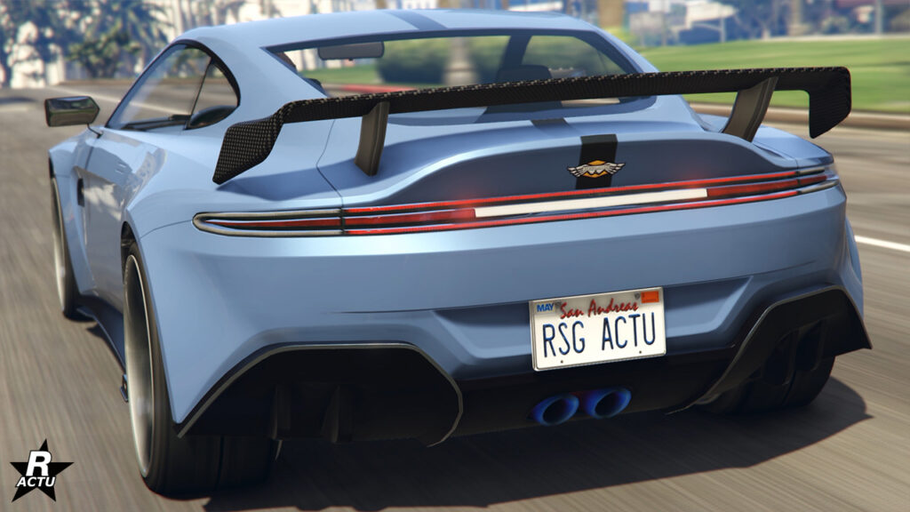 Vue arrière du bolide de sport Rapid GT dans sa déclinaison X. L'anglaise à sa carrosserie de couleur bleu ciel.