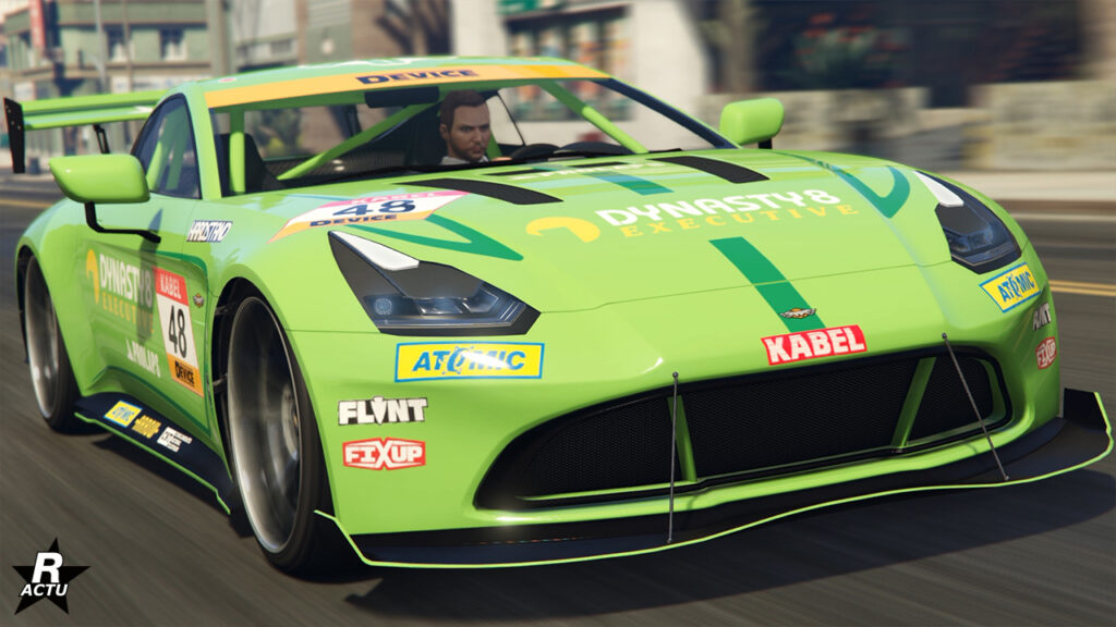Véhicule vert fluo "Dewbauchee Rapid GT X" dans le jeu vidéo Grand Theft Auto Online. Plusieurs autocollants jaunes et verts de marques sont apposés sur sa carrosserie.