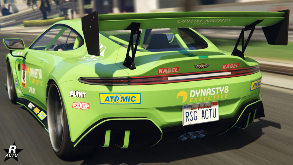 Face arrière de la sportive Rapid GT X qui est peinte en vert fluo. La voiture dispose de plusieurs autocollants de course sur sa carrosserie, ainsi qu'un grand aileron GT.