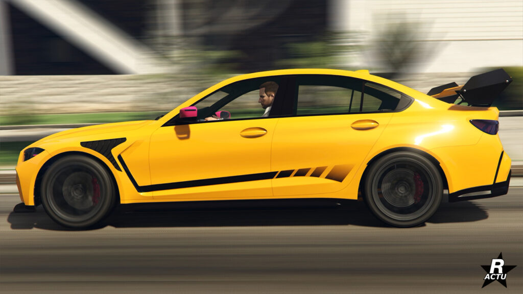 Autre vue latérale, la sportive est cette fois peinte en jaune avec un léger autocollant d'une bande noire horizontale sur la partie inférieure.