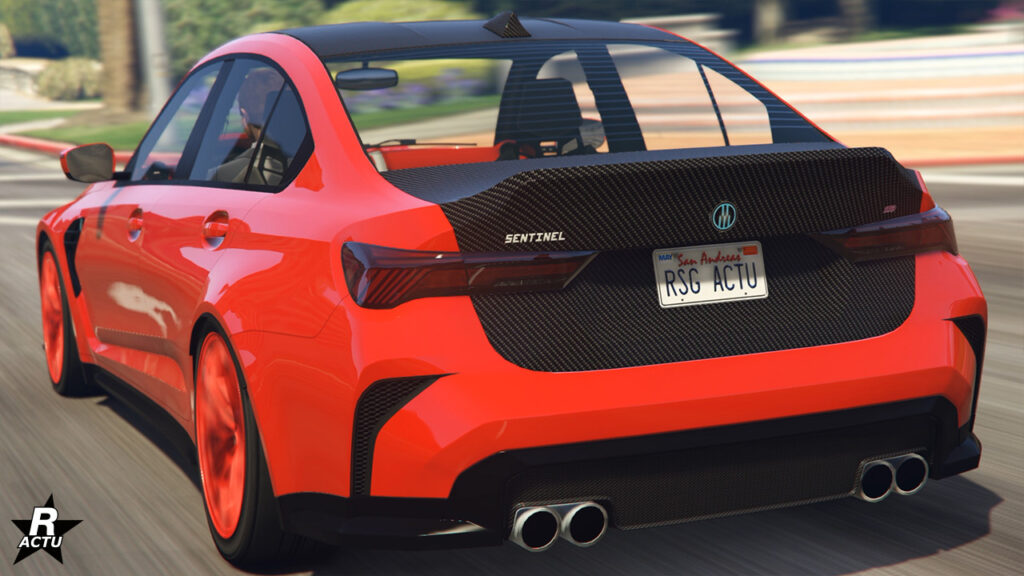 La GTS est de couleur rouge, sauf son coffre et son toit qui sont faits de fibres de carbone noires.