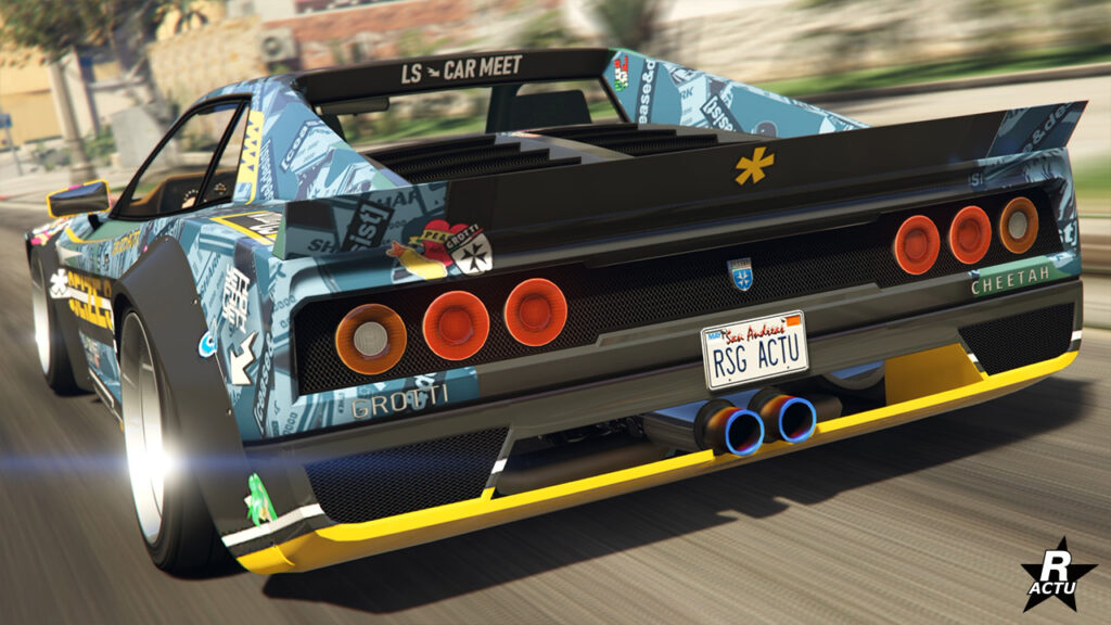 Vue arrière de la voiture italienne de collection s'inspirant d'une Ferrari Testarossa dans GTA Online. Elle dispose d'un kit large du Los Santos Car Meet, ainsi qu'une décalcomanie unique.