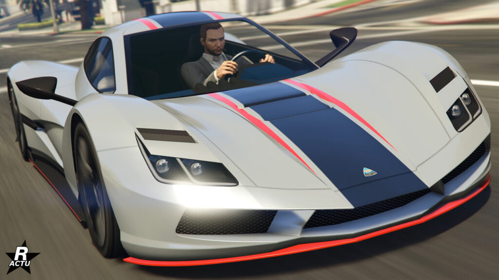 L'avant du véhicule de couleur gris, Overflod Suzume, dans le jeu GTA Online. Au centre du capot se trouve une bande noire verticale.