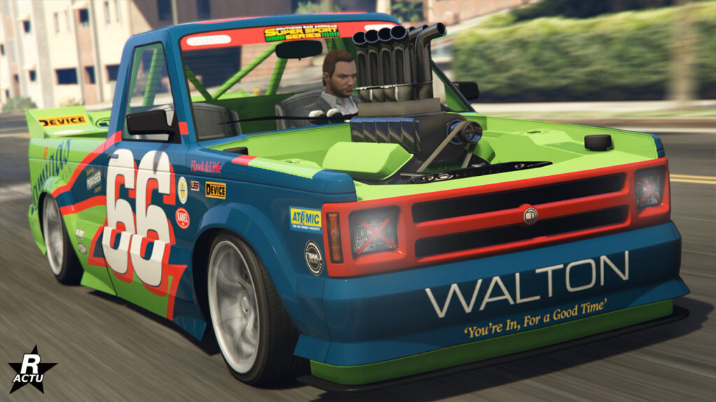 La voiture Declasse Walton L35 de drift sur une route de GTA Online, vue de devant. Sa carrosserie est peinte dans un duo de vert fluo et bleu foncé, tout en ayant des décalcomanies de course. Le capot a été retiré, laissant apparaitre le moteur qui a son turbocompresseur qui s'échappe de la caisse.