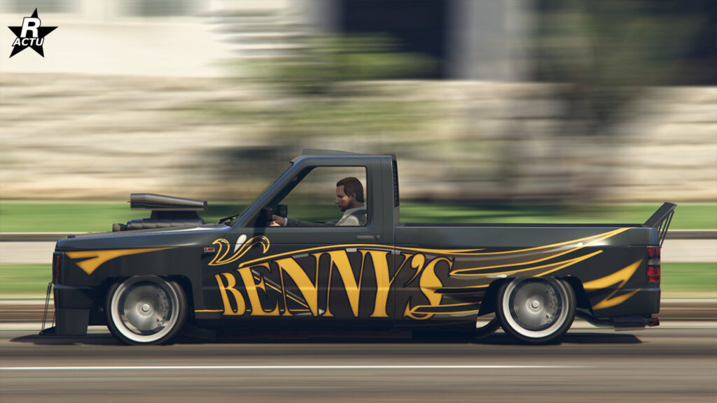vue latérales du Pick Up tout-terrain L35 en mode drift. sa carrosserie est de couleur gris foncé et un motif jaune "Benny's" se trouve sur les portières.