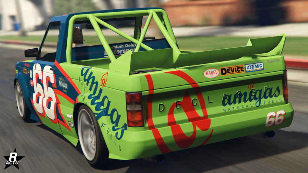 L'arrière du Walton L35 dans sa déclinaison de drift. Le bolide américain est principalement peint en vert fluo. Divers autocollants de course sont collés sur la carrosserie, dont le numéro "66". sur le plateau à l'arrière du Pick-Up, des arceaux de sécurité s'en échappe et rejoignent la cabine.