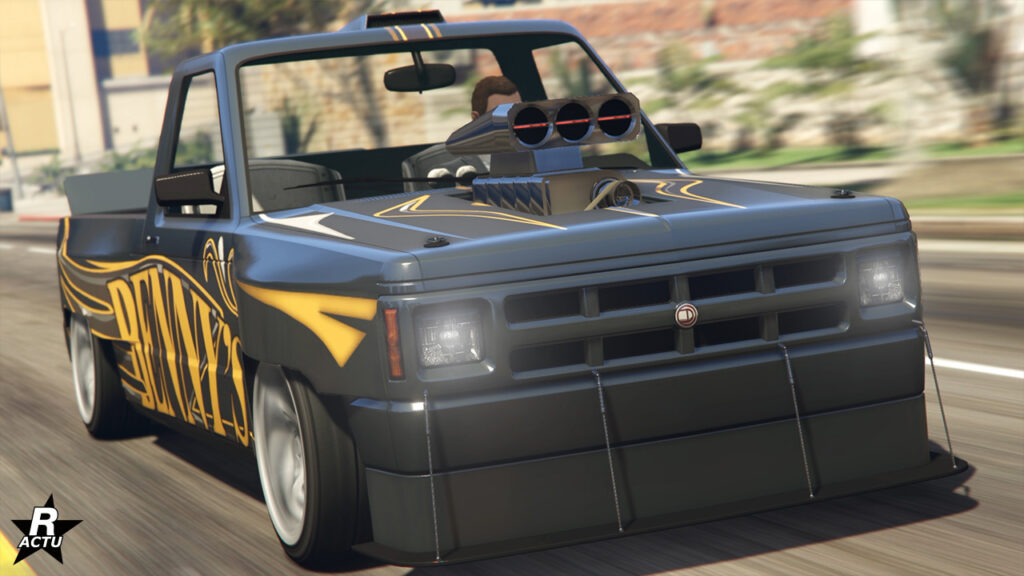 Face avant du Pick Up tout-terrain Declasse Walton L35 dans sa version drift. La carrosserie est peinte en grise et a un autocollant géant du garage "Benny's".
