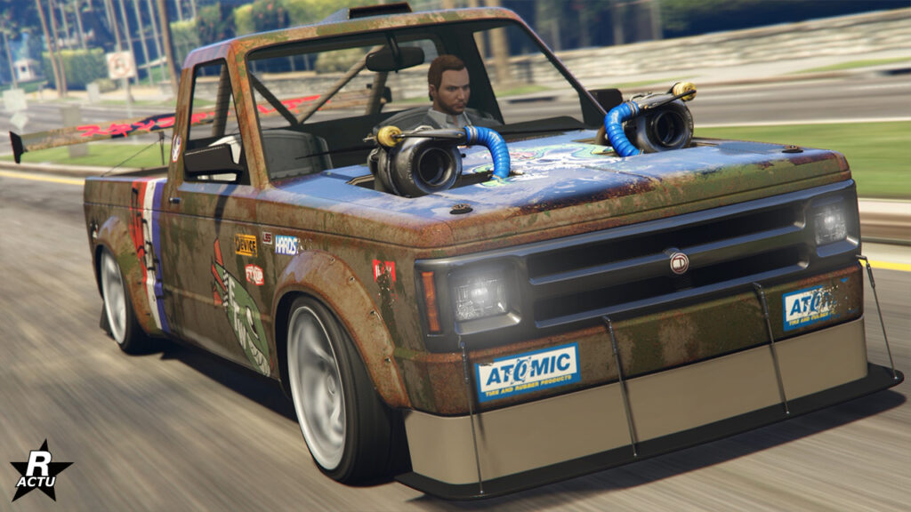 L'avant du véhicule US Walton L35 de drift du constructeur Declasse. Le bolide est peint en brun avec une patine lui donnant un look vieilli. Deux moteurs additionnels dépassent de chaque côté du capot.