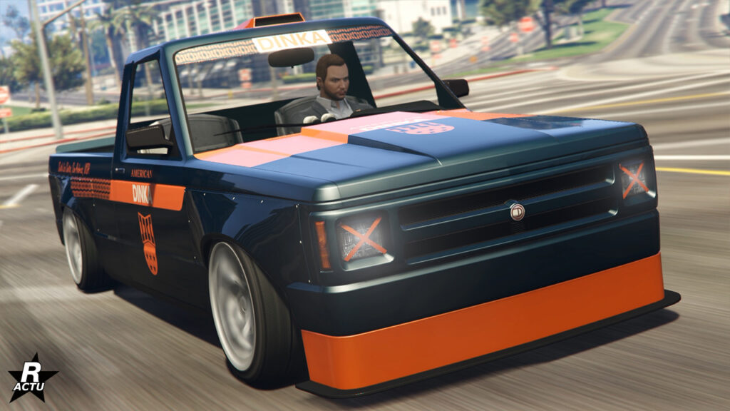 Face avant du tout-terrain L35 dans sa déclinaison de drift. La carrosserie est peinte en noire avec des éléments en orange, notamment des décalcomanies sur le capot et les ailes latérales.