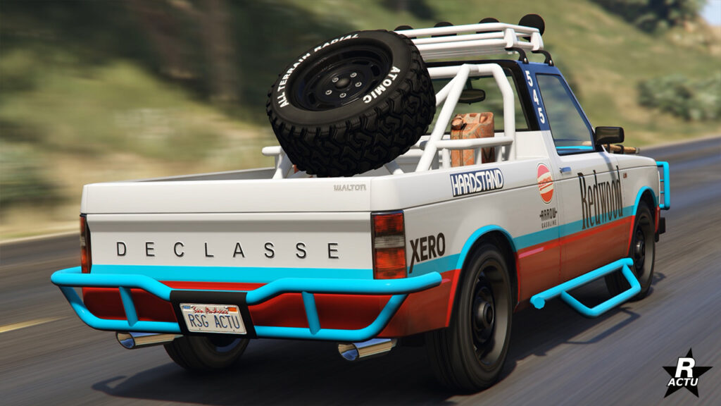 Vue arrière du L35 dans version dit "de série". La voiture des années 1980 est peinte en gris clair, avec des renforcements qui sont peints en bleu. Dans le plateau arrière du Pick-up se trouve une roue de tout-terrain.