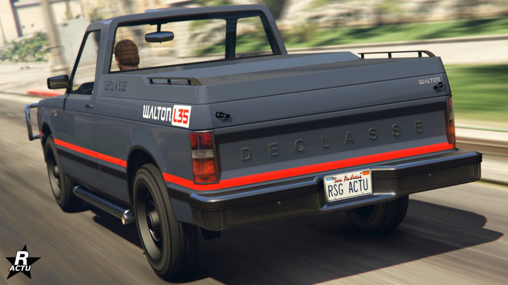Vue arrière du bolide US "Walton L35 de série". la carrosserie est peinte en gris foncé, avec une bande rouge horizontale qui fait son tour. le plateau du Pick-Up est fermé en étant intégralement recouvert.