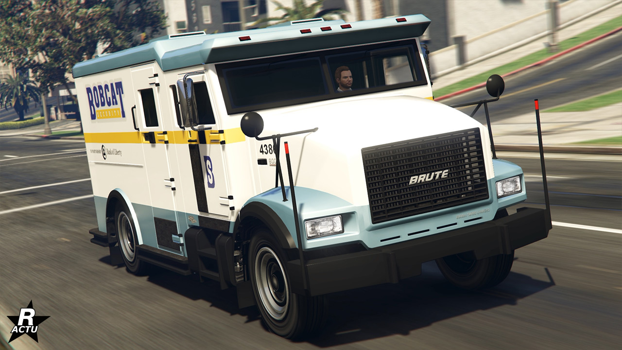 Vue avant du fourgon blindé "Brute Stockade Bobcat Security" sur une route de GTA Online. Le véhicule est de couleur blanche avec son toit et le bas de caisse de couleur bleu ciel.