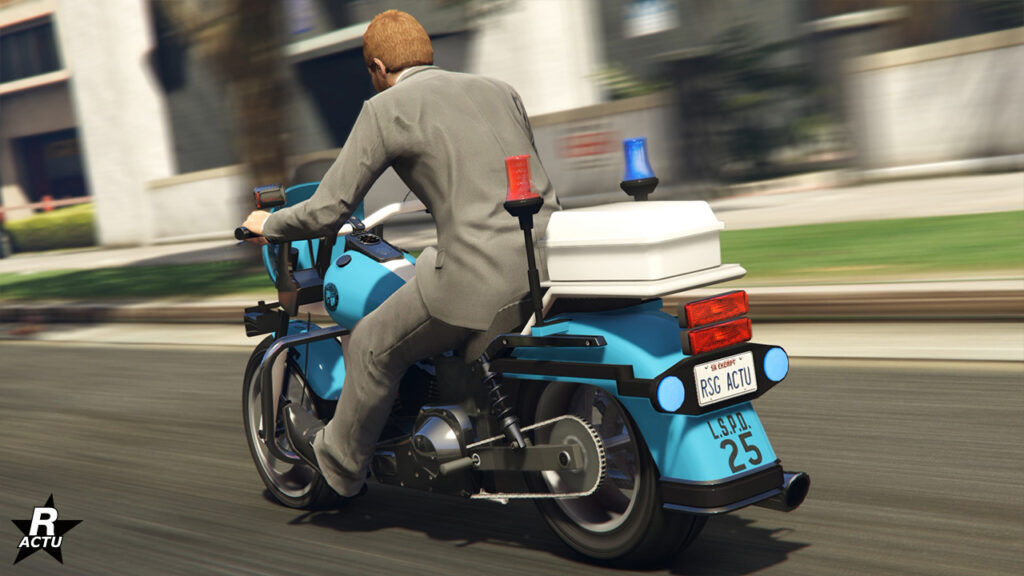 L'arrière de la version custom de la moto de flics, elle est peinte en bleue et elle ne dispose pas des sacoches à l'arrière.