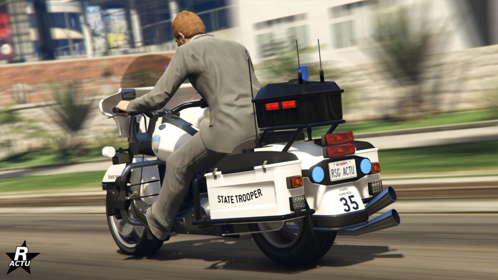 Vue arrière de la moto de police qui est de couleur blanche avec des autocollants du LSPD.