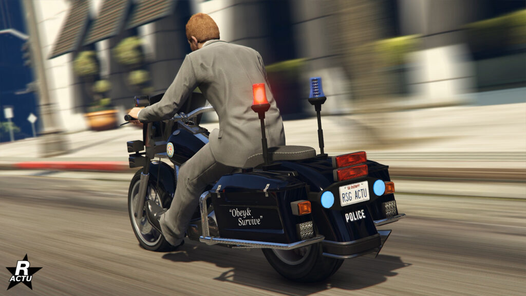 L'arrière du véhicules de secours, la moto des forces de l'ordre est peinte en noire avec des autocollants du LSPD. Au niveau du siège arrière se trouve deux gyrophares surélevés sur des tubes.