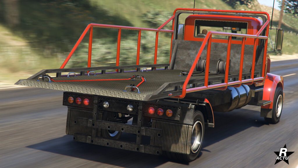 Vue de l'arrière du camion MTL Flatbed peint en rouge, cette version "custom" ajoute des barres de sécurité sur les cotés latéraux du plateau de transport.