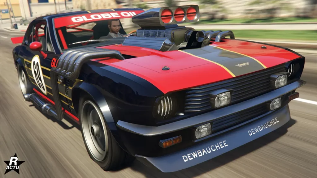 Vue avant de la voiture britannique de collection, Dewbauchee Rapid GT Classique, dans le jeu vidéo GTA Online de Rockstar Games. Le véhicule dispose d'une peinture bleue nocturne sur sa carrosserie, son capot est quant à lui peint en rouge vif. Ce même capot a un turbocompresseur à triple ouverture qui dépasse au centre de ce dernier, avec de multiples pots d'échappements sortant vers le haut, puis en longeant les ailes latérales, pour finir par s'échapper sous les portières.