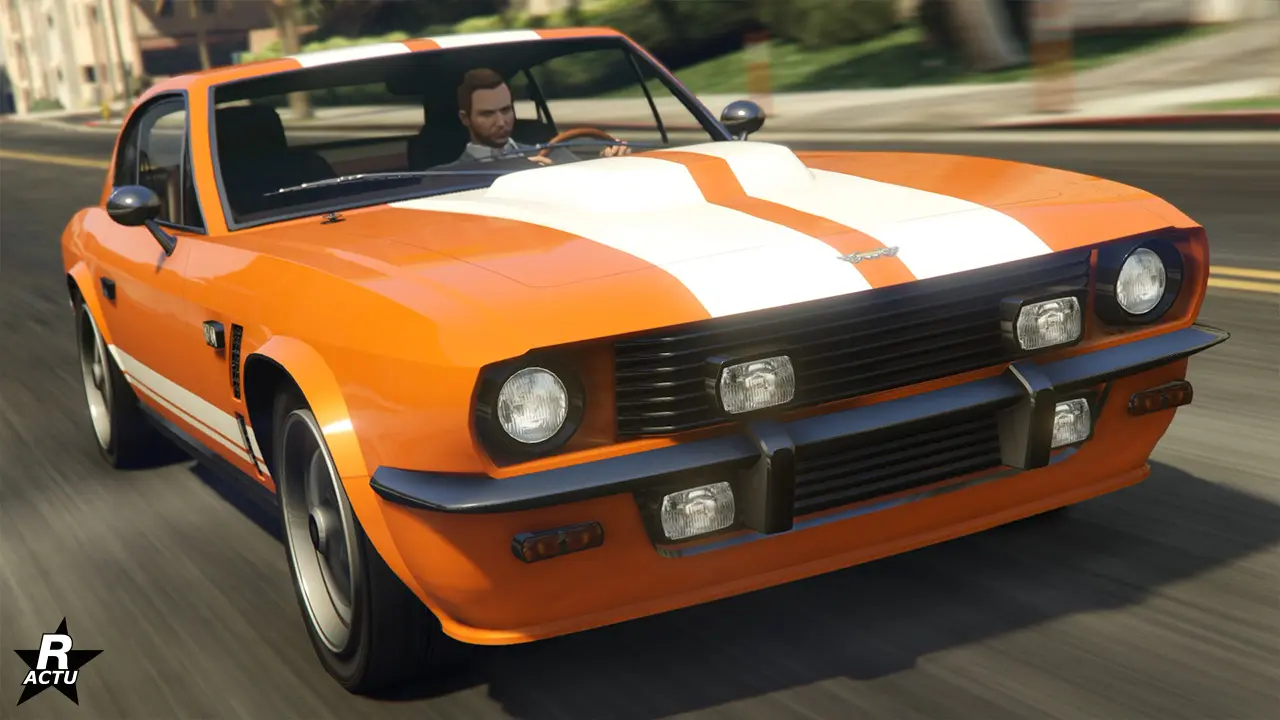 Image présentant l'avant du véhicule anglais de sport Rapid GT Classique du constructeur Dewbauchee. Le bolide de collection est intégralement peint en orange avec deux bandes blanches qui traversent la carrosserie verticalement, du capot au coffre. Ce même capot est bombé au centre, donnant un air agressif à la sportive classique.