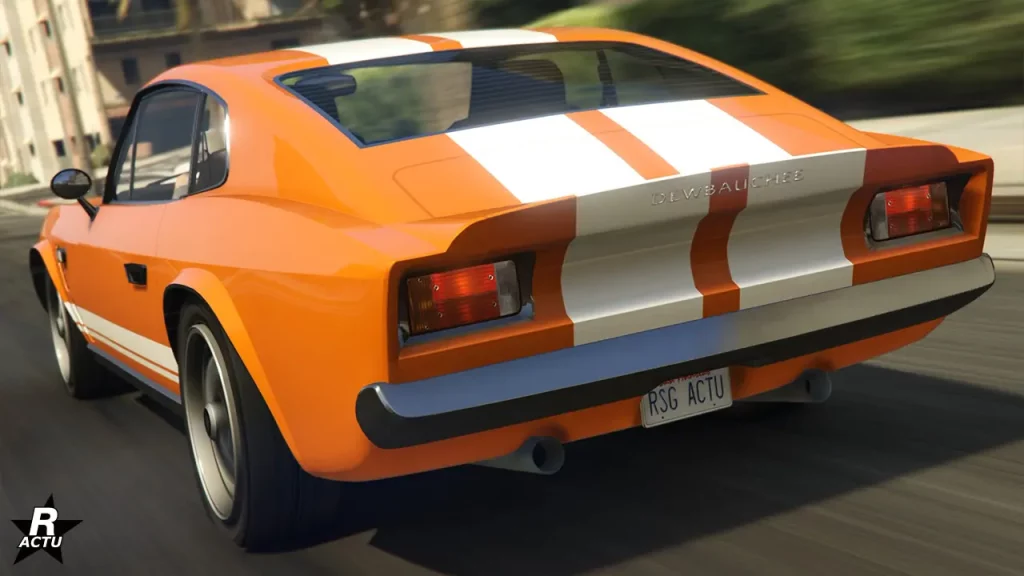 Vue de l'arrière de la Dewbauchee Rapid GT Classique sur une route de GTA Online. La voiture britannique est intégralement peinte en orange avec une décalcomanie d'une double bande blanche verticale traversant toute la carrosserie pour finir avant le pare-chocs arrière qui est partiellement chromé. À l'extrémité du coffre se trouve un aileron en forme de bec de canard.