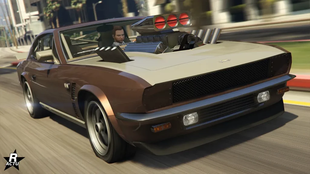 L'avant de la voiture ancienne britannique Rapid GT dans sa version dite "classique" dans le jeu vidéo GTA Online. Le véhicule à sa carrosserie peinte en brun chocolat, sauf son capot, qui est peint en beige. Sur le dessus du capot, se trouve un turbocompresseur, tandis que de part et d’autre, quatre pots d'échappements sortent du capot verticalement. Au-dessus du pare-chocs avant qui a un béquet, se trouvent les phares qui sont recouvert d'un cache les masquant.