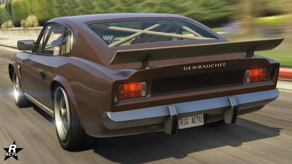 Image donnant un aperçu de la voiture ancienne Rapid GT Classique du constructeur Dewbauchee. Le véhicule de GTA Online s'inspire d'une Aston Martin V8 (1972 - 1989) et est peint en brun chocolat. Sur le coffre se trouve un aileron de la même couleur que celle de la carrosserie, et à travers le pare-brise arrière, des arceaux de sécurité formant une croix sont visibles.