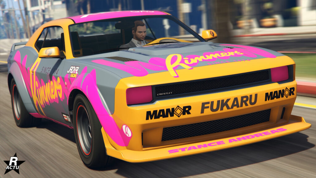 Vue avant de la Bravado Gauntlet Hellfire peinte en grise avec une décalcomanie de drift sur sa carrosserie.
