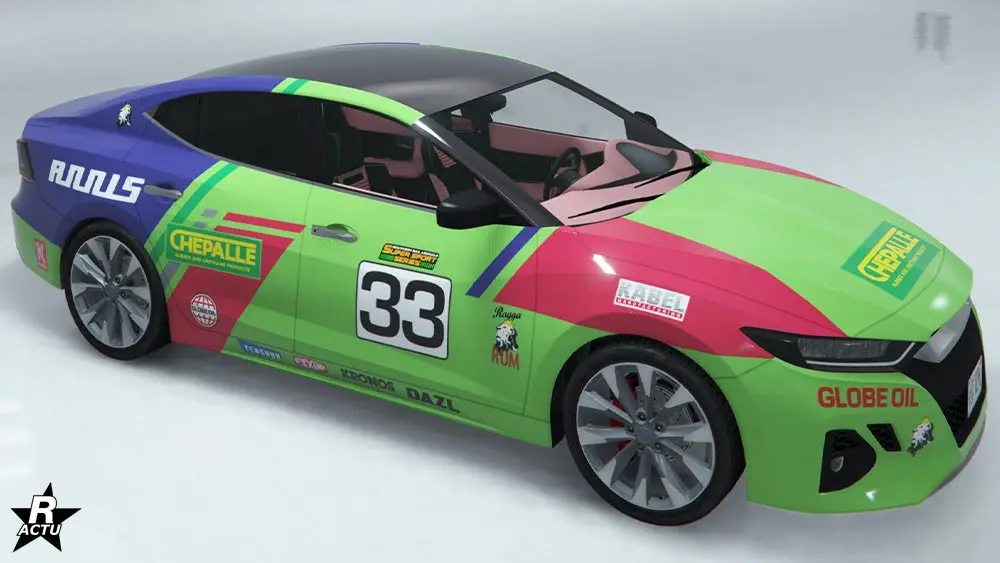 Skin de véhicule "Hommage graviers" qui ajoute des décalcomanies de course sur la berline Minimus. Les ailes latérales avant sont recouvertes d'un vinyle rouge, en bleu pour les ailes arrière. Sur les portières se trouve un autocollant de numéro de course "33" en noire dans un carré blanc.