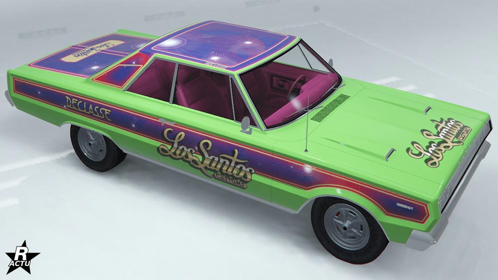 Décalcomanie "Machine de Los Santos" qui ajoute sur les ailes, le toit et le coffre, des bandes violet incrustés de dégradés de couleurs pouvant être assimilées à une nébuleuse. Le motif ajoute également des autocollants "Los Santos Custom" sur les portières, le capot et le coffre.