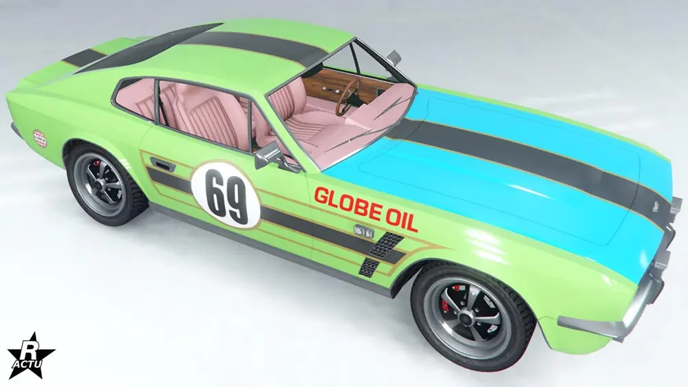 Skin "Globe Oil" qui ajoute un motif d'une bande noire traversant le centre et verticalement le capot, le toit et le coffre du véhicule. Sur les côtés latéraux se trouve une seconde bande noire sur toute la longueur. Le chiffre de numéro de course "69" se trouve dans un rond blanc sur les portières, tandis que la marque "Globe Oil" est inscrite en rouge sur l'aile avant.