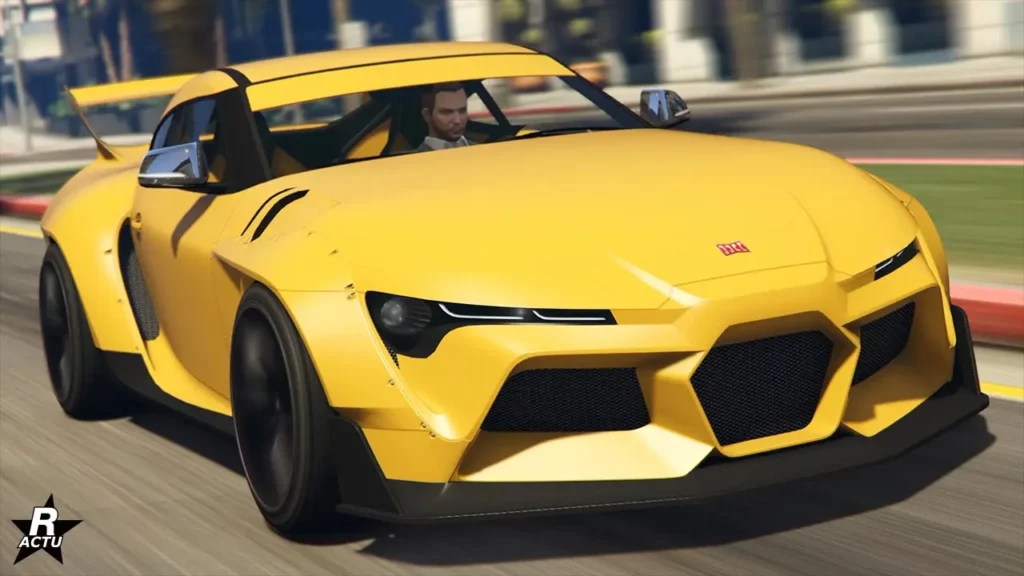 L'avant de la version LSCM de la Jester RR sur une route ensoleillée de GTA Online. La voiture japonaise est peinte en jaune intégralement, à l'exception de ses rétroviseurs qui sont chromés.
