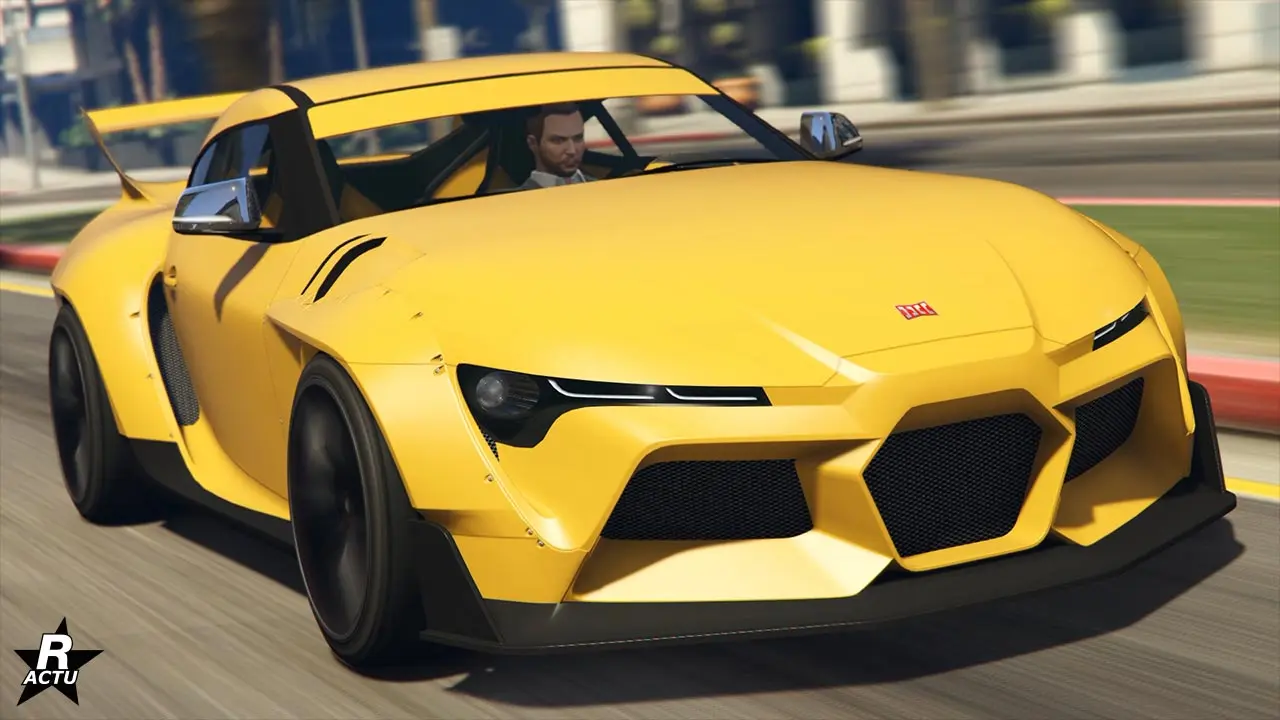 L'avant de la version LSCM de la Jester RR sur une route ensoleillée de GTA Online. La voiture japonaise est peinte en jaune intégralement, à l'exception de ses rétroviseurs qui sont chromés.