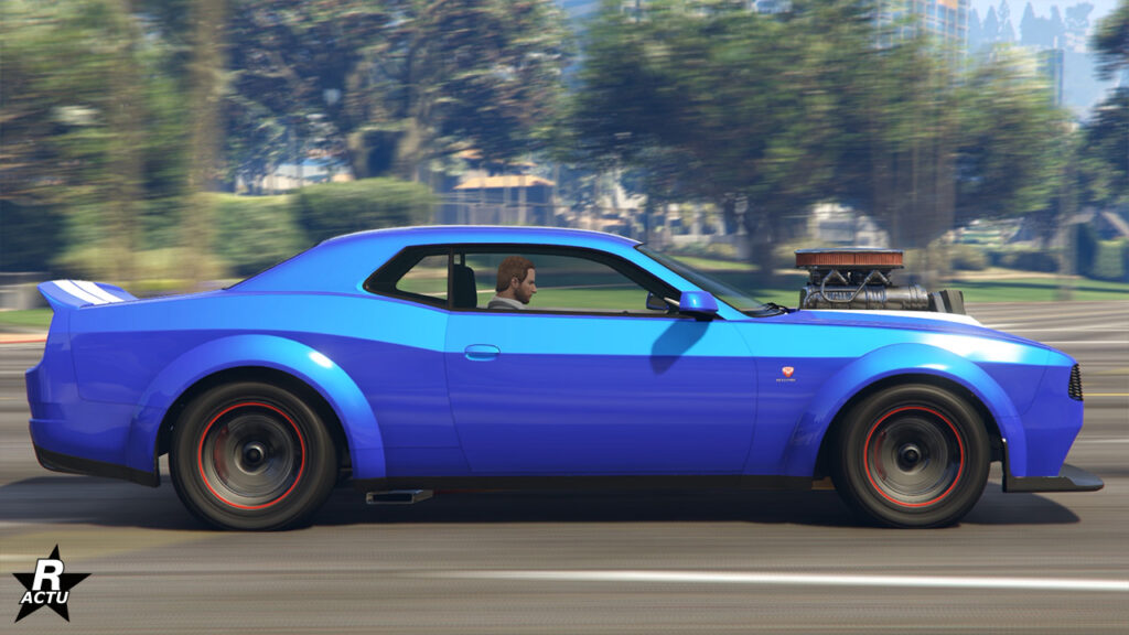 Vue latérale du bolide de sport de type grosse cylindrée, Gauntlet Hellfire. La voiture américaine est peinte en bleu électrique, une partie du bloc moteur avec un double filtre à air dépasse au centre du capot. L'arrière dispose d'un aileron en forme de bac de canard particulièrement visible avec cette vue de profil.