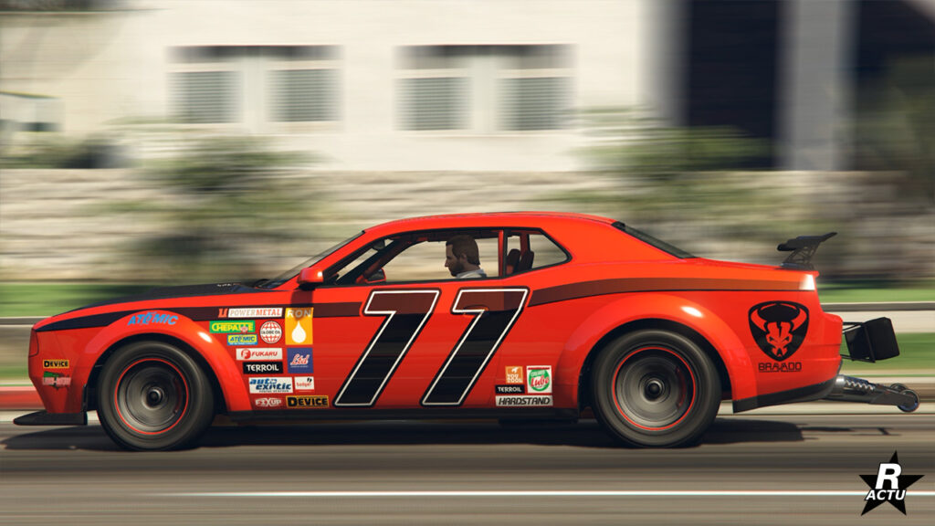 Vue de profil du bolide Gauntlet Hellfire de chez Bravado. Le véhicule s'inspirant d'une Dodge Challenger SRT Demon de 2018, dispose d'option de personnalisation Hotring, ajoutant des décalcomanies de course automobile, dont le numéro "77" sur les portières latérales. À l'arrière, des roulettes de dragster sont fixées sur le pare-chocs avec un sac de parachute de freinage d'urgence juste au-dessus. Un grand aileron en carbone se situe sur le coffre.