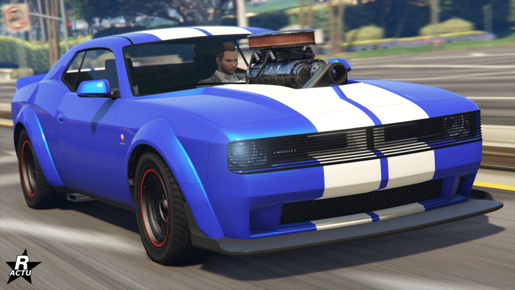 Vue avant de la voiture américaine de type muscle car moderne, Bravado Gauntlet Hellfire, sur une route du jeu vidéo GTA Online. Le bolide des sport est peint dans une couleur unie bleu électrique, avec une décalcomanie d'une double bande blanche traversant toute la carrosserie de façon verticale. Sur le capot, une partie du bloc moteur ressort et laisse apparaître un double filtre à air sur le dessus du capot au centre. Une partie de la calandre est recouverte par une grille noire.