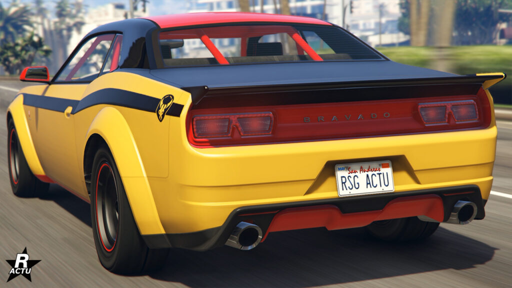 Face arrière de la voiture Gauntlet Hellfire dans le jeu vidéo Grand Theft Auto Online de Rockstar Games. Il s'agit d'une muscle car moderne américaine s'inspirant d'une Dodge Challenger SRT Demon de 2018. Elle est peinte sur l'image en jaune pour la partie inférieure de la carrosserie, en noir pour les côtés latéraux du toit, du coffre et de l'aileron plat, et en rouge pour le reste du toit, les arceaux de sécurité dans l'habitacle visibles à travers le pare-brise arrière, ainsi que la partie entre les deux phares rectangulaires et le diffuseur de course fixé sous le pare-chocs.