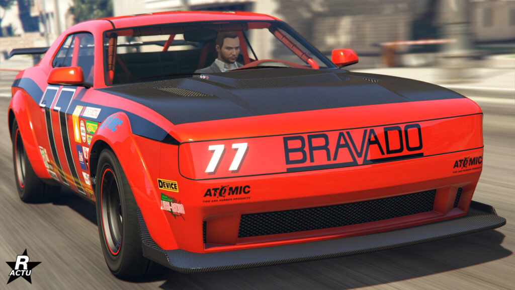 Vue avant d'une Bravado Gauntlet Hellfire customisé en hotring. Le véhicule US est peint sur l'image en rouge vif intégralement et des décalcomanies de course sont présentes, dont le numéro "77" sur le capot servant à recouvrir les phares et la calandre. Le capot du moteur quand à lui est en fibres de carbone noires avec une double aération de part et d'autre. Le pare-chocs avant dispose d'un séparateur aérodynamique en carbone. L'habitacle intérieur possède des arceaux de sécurité rembourrés avec des sièges de course automobile.