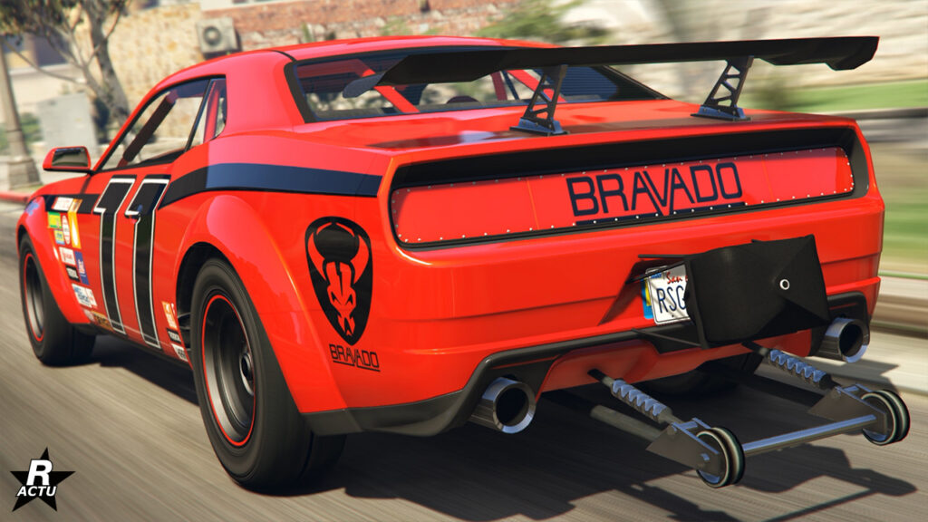 Grosse cylindrée des années 2010, Bravado Gauntlet Hellfire, vue de l'arrière dans le jeu GTA Online. Sa couleur sur l'image est rouge vif et présente des décalcomanies noires de course automobile, notamment le numéro "77" sur les portières, ainsi qu'un autre autocollant du constructeur sur le panneau cachant les phares arrière. Sur le coffre se trouve un grand aileron de course en carbone, tandis que le pare-chocs possède une fixation de roulettes pour les bolide de dragster et d'un parachute de freinage.