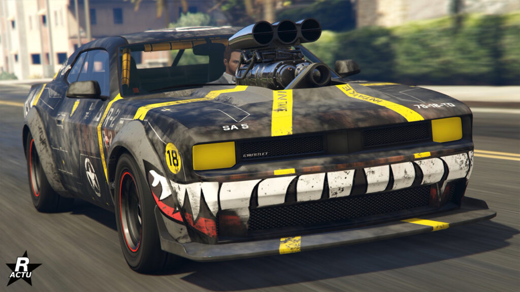 L'avant du bolide de couleur noir Gauntlet Hellfire du constructeur américain de Muscle Car Bravado dans le jeu vidéo GTA Online. La voiture s'inspire principalement d'une Dodge Challenger SRT Demon de 2018. La carrosserie est recouverte d'un skin ajoutant diverses décalcomanies, dont un effet de salissure, une croix jaune sur le capot et une bouche de requin typique de bolide de course au niveau du pare-chocs avant. Une partie du bloc moteur dépasse du capot et laisse apparaitre un Bug Catcher à triple ouverture. Les phares avant sont recouverts d'un cache jaune, l'habitacle intérieur a des arceaux de sécurité avec un rembourrage jaune.